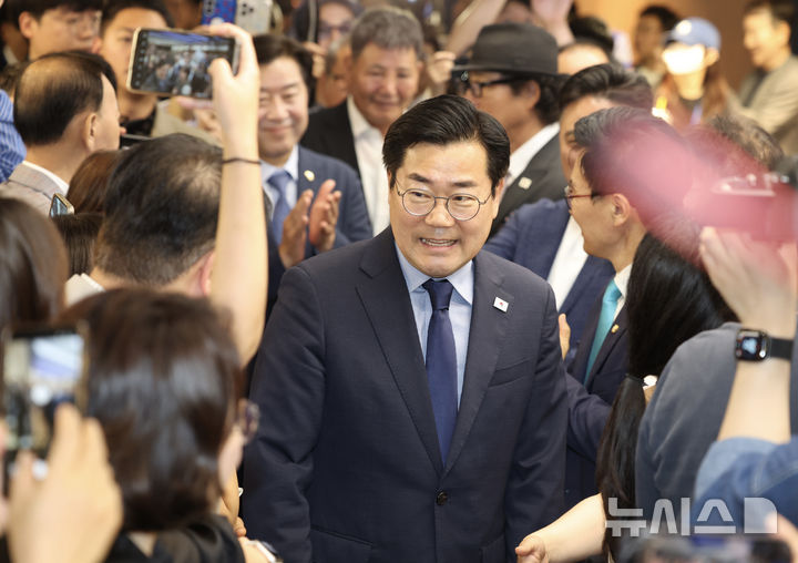 [서울=뉴시스] 김명년 기자 = 박찬대 전 더불어민주당 원내대표가 23일 오전 서울 여의도 중앙당사에서 당대표 출마 선언 기자회견에 참석하고 있다. 2025.06.23. kmn@newsis.com