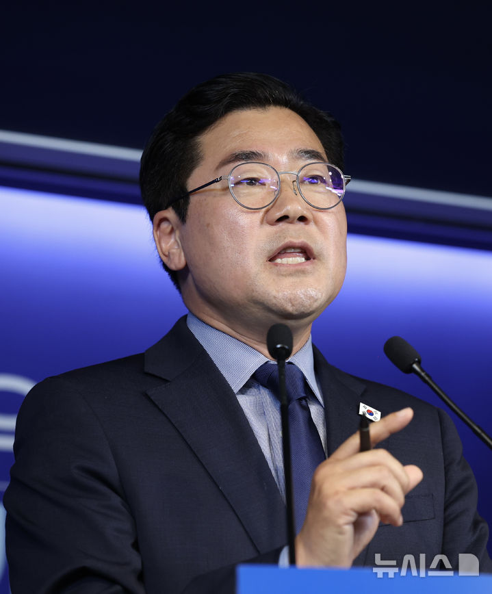 [서울=뉴시스] 김명년 기자 = 박찬대 전 더불어민주당 원내대표가 23일 오전 서울 여의도 중앙당사에서 기자회견을 열고 당대표 출마 선언을 하고 있다. 2025.06.23. kmn@newsis.com