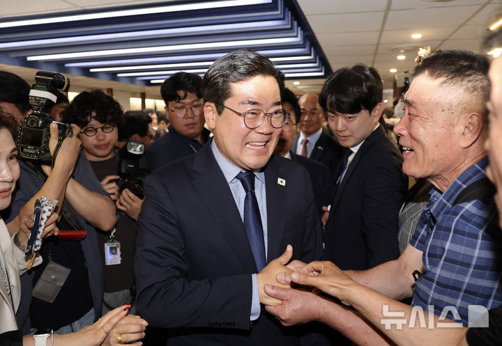 [서울=뉴시스] 김명년 기자 = 박찬대 전 더불어민주당 원내대표가 23일 오전 서울 여의도 중앙당사에서 당대표 출마 선언 기자회견을 마치고 지지자들과 인사하고 있다. 2025.06.23. kmn@newsis.com