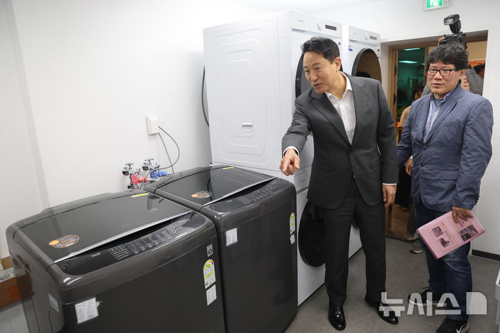 [서울=뉴시스] 홍효식 기자 = 오세훈 서울시장이 23일 서울 영등포쪽방상담소에서 열린 온기창고 개소식에 참석해 온기 창고 시설물을 둘려보고 있다. (공동취재) 2025.06.23. photo@newsis.com