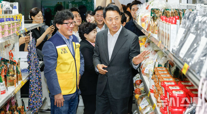 [서울=뉴시스] 홍효식 기자 = 오세훈 서울시장이 23일 서울 영등포쪽방상담소에서 열린 온기창고 개소식에서 온기창고를 둘러보고 있다. (공동취재) 2025.06.23. photo@newsis.com