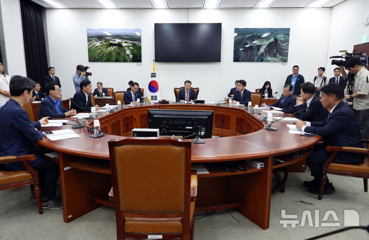 [서울=뉴시스] 고승민 기자 = 신성범 국회 정보위원장이 23일 서울 여의도 국회에서 이종석 국가정보원장 인사청문경과보고서 채택의 건 등을 안건으로 열린 정보위원회를 주재하고 있다. 2025.06.23. kkssmm99@newsis.com