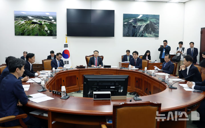[서울=뉴시스] 고승민 기자 = 신성범 국회 정보위원장이 23일 서울 여의도 국회에서 이종석 국가정보원장 인사청문경과보고서 채택의 건 등을 안건으로 열린 정보위원회를 주재하고 있다. 2025.06.23. kkssmm99@newsis.com