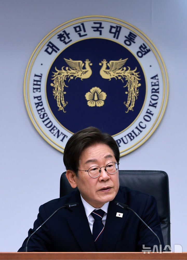 [서울=뉴시스] 고범준 기자 = 이재명 대통령이 23일 서울 용산구 대통령실 청사에서 열린 제1차 수석보좌관회의에서 발언하고 있다. 2025.06.23. bjko@newsis.com