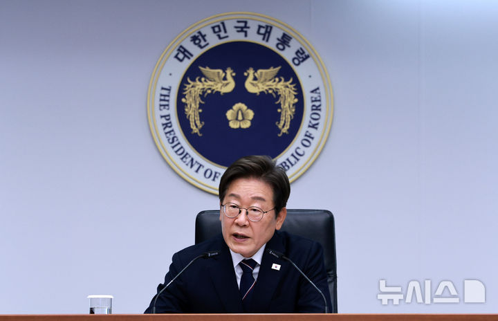[서울=뉴시스] 고범준 기자 = 이재명 대통령이 23일 서울 용산구 대통령실 청사에서 열린 제1차 수석보좌관회의에서 발언하고 있다. 2025.06.23. bjko@newsis.com
