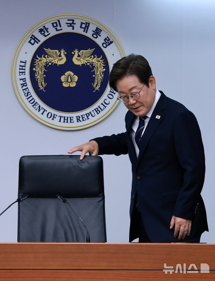 [서울=뉴시스] 고범준 기자 = 이재명 대통령이 23일 서울 용산구 대통령실 청사에서 열린 제1차 수석보좌관회의에 입장하고 있다. 2025.06.23. bjko@newsis.com