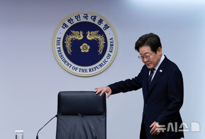 [서울=뉴시스] 고범준 기자 = 이재명 대통령이 23일 서울 용산구 대통령실 청사에서 열린 제1차 수석보좌관회의에 입장하고 있다. 2025.06.23. bjko@newsis.com