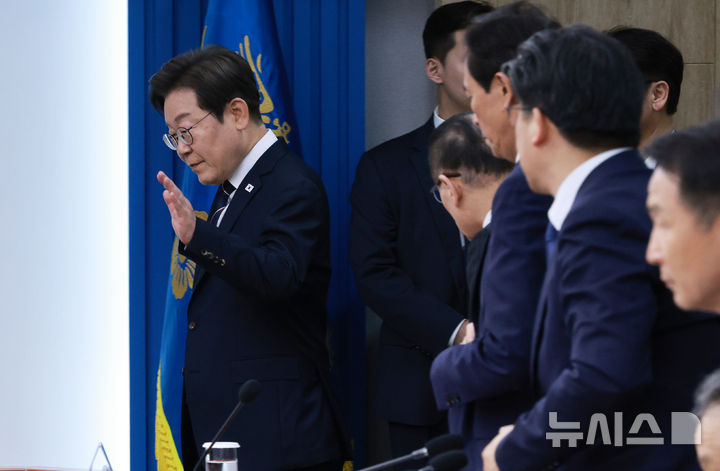 [서울=뉴시스] 고범준 기자 = 이재명 대통령이 23일 서울 용산구 대통령실 청사에서 열린 제1차 수석보좌관회의에 입장하고 있다. 2025.06.23. bjko@newsis.com