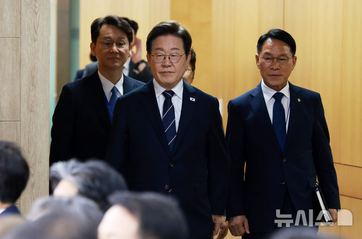 [서울=뉴시스] 고범준 기자 = 이재명 대통령이 23일 서울 용산구 대통령실 청사에서 열린 제1차 수석보좌관회의에 입장하고 있다. 2025.06.23. bjko@newsis.com
