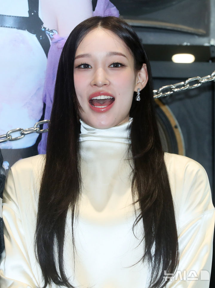 [서울=뉴시스] 김혜진 기자 = 신인 혼성 그룹 올데이 프로젝트 애니가 23일 오후 서울 강남구 일상비일상의틈byU+에서 열린 ALLDAY PROJECT(올데이 프로젝트) 데뷔 기념 팝업 스토어 오픈 행사에서 인사말을 하고 있다. 2025.06.23. jini@newsis.com