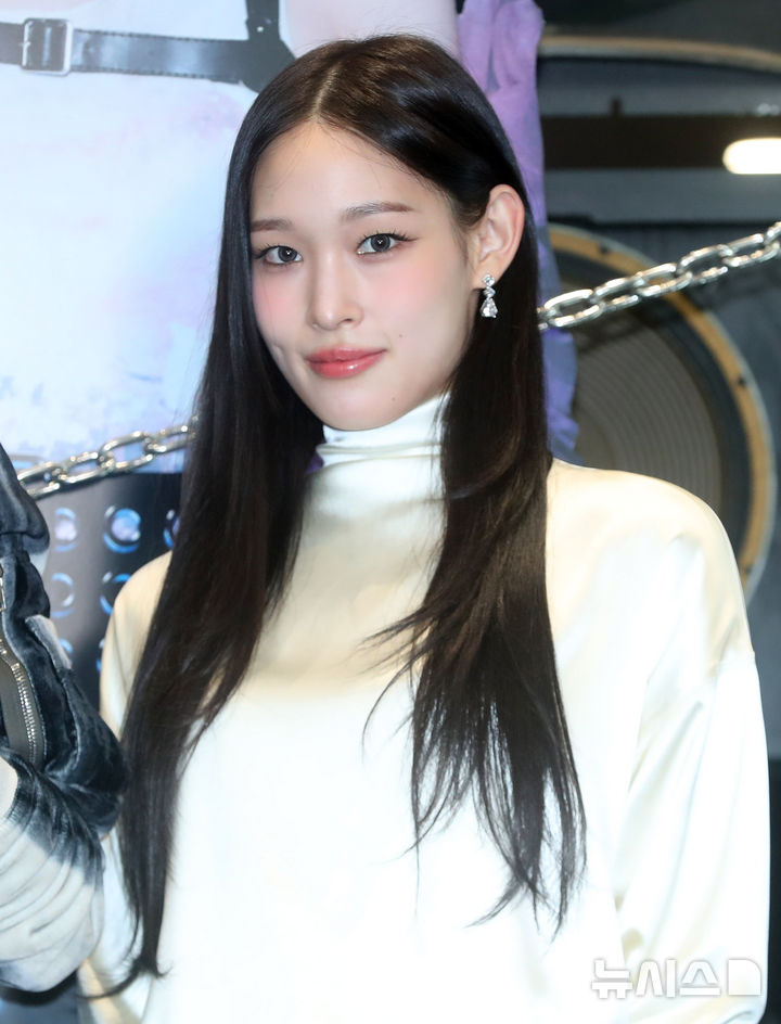 [서울=뉴시스] 김혜진 기자 = 신인 혼성 그룹 올데이 프로젝트 애니가 23일 오후 서울 강남구 일상비일상의틈byU+에서 열린 ALLDAY PROJECT(올데이 프로젝트) 데뷔 기념 팝업 스토어 오픈 행사에서 포즈를 취하고 있다. 2025.06.23. jini@newsis.com