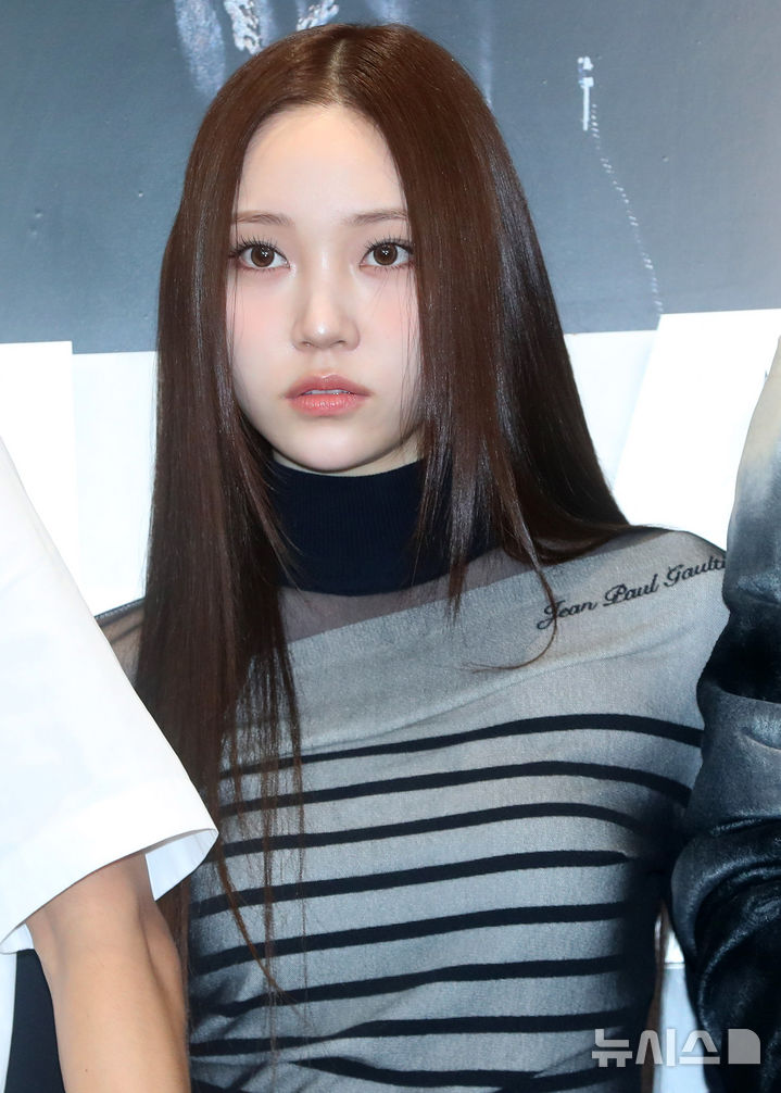 [서울=뉴시스] 김혜진 기자 = 신인 혼성 그룹 올데이 프로젝트 영서가 23일 오후 서울 강남구 일상비일상의틈byU+에서 열린 ALLDAY PROJECT(올데이 프로젝트) 데뷔 기념 팝업 스토어 오픈 행사에서 포즈를 취하고 있다. 2025.06.23. jini@newsis.com