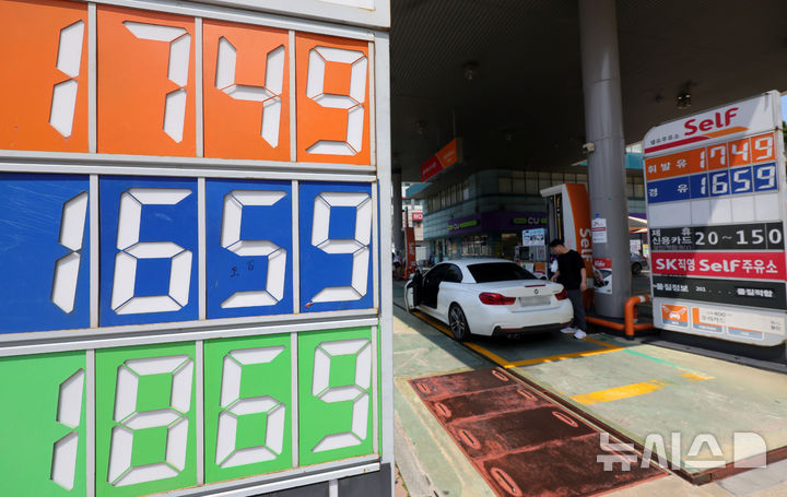[서울=뉴시스] 홍효식 기자 = 미국의 이란 핵시설 공습에 유가 변동성이 우려되는 가운데 23일 서울 시내 한 주유소에 유가 정보가 표시돼 있다. 2025.06.23. yesphoto@newsis.com