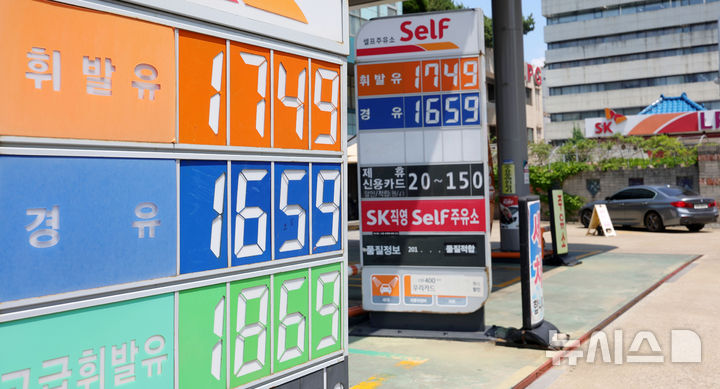 [서울=뉴시스] 홍효식 기자 = 미국의 이란 핵시설 공습에 유가 변동성이 우려되는 가운데 23일 서울 시내 한 주유소에 유가 정보가 표시돼 있다. 2025.06.23. yesphoto@newsis.com