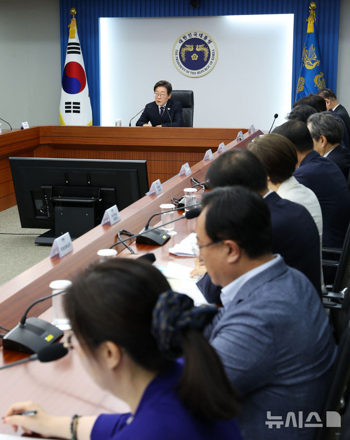 [서울=뉴시스] 고범준 기자 = 이재명 대통령이 23일 서울 용산구 대통령실 청사에서 열린 제1차 수석보좌관회의에서 발언하고 있다. 2025.06.23. bjko@newsis.com
