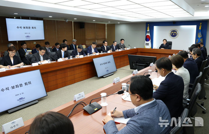 [서울=뉴시스] 고범준 기자 = 이재명 대통령이 23일 서울 용산구 대통령실 청사에서 열린 제1차 수석보좌관회의에서 발언하고 있다. 2025.06.23. bjko@newsis.com