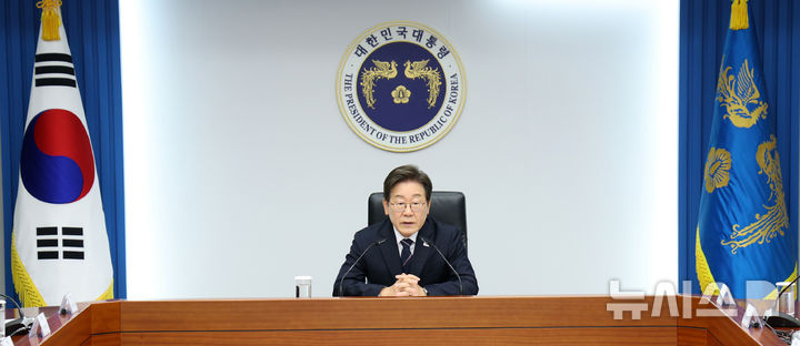 [서울=뉴시스] 고범준 기자 = 이재명 대통령이 23일 서울 용산구 대통령실 청사에서 열린 제1차 수석보좌관회의에서 발언하고 있다. 2025.06.23. bjko@newsis.com