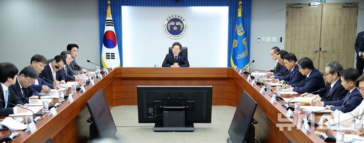 [서울=뉴시스] 고범준 기자 = 이재명 대통령이 23일 서울 용산구 대통령실 청사에서 열린 제1차 수석보좌관회의에서 발언하고 있다. 2025.06.23. bjko@newsis.com