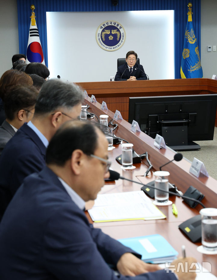 [서울=뉴시스] 고범준 기자 = 이재명 대통령이 23일 서울 용산구 대통령실 청사에서 열린 제1차 수석보좌관회의에서 발언하고 있다. 2025.06.23. bjko@newsis.com