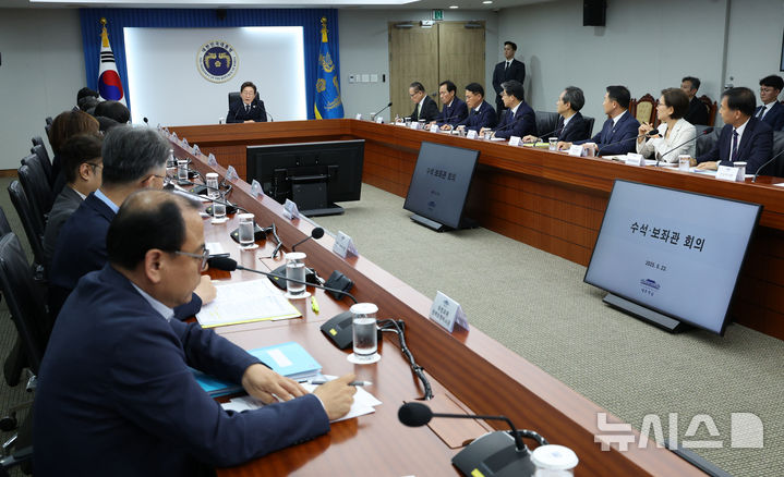 [서울=뉴시스] 고범준 기자 = 이재명 대통령이 23일 서울 용산구 대통령실 청사에서 열린 제1차 수석보좌관회의에서 발언하고 있다. 2025.06.23. bjko@newsis.com