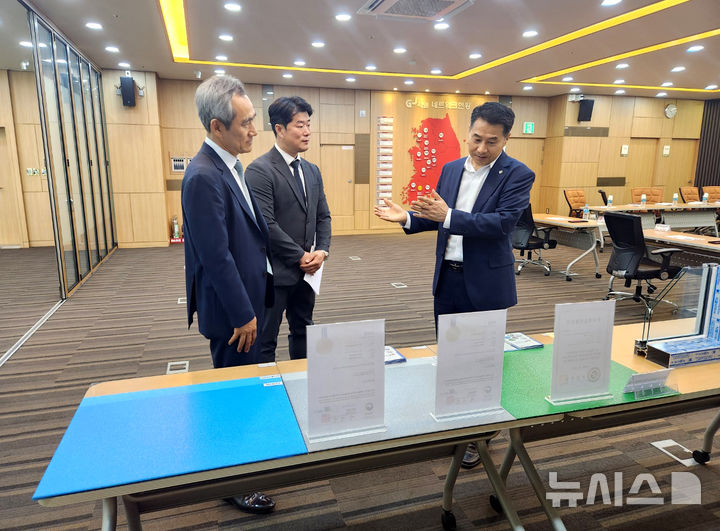 김우환 광주지방조달청장이 23일 전남 장성군에 소재한 우수조달기업 지엘기술㈜을 방문해 생산 현장을 살펴보고 판로 지원 확대 방안을 논의하고 있다. (사진=광주조달청 제공) photo@newsis.com *재판매 및 DB 금지