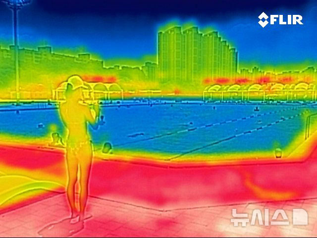 [서울=뉴시스] 김진아 기자 = 서울의 낮 최고 기온이 32도까지 오르는 무더운 날씨를 보인 23일 서울 서초구 잠원한강공원 수영장을 찾은 시민들이 물놀이를 하며 즐거운 시간을 보내고 있다.열화상 카메라로 촬영한 사진은 온도가 높을수록 붉은색, 낮을수록 푸른색을 나타낸다. 2025.06.23. bluesoda@newsis.com