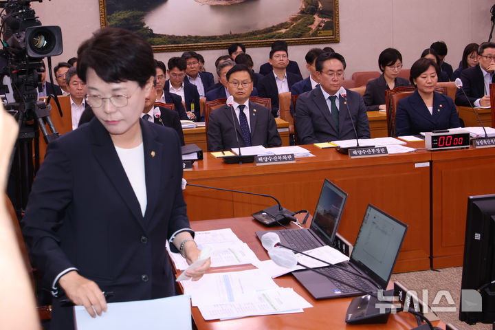 [서울=뉴시스] 김금보 기자 = 전종덕 진보당 의원이 23일 오후 서울 여의도 국회에서 열린 농림축산식품해양수산위원회 전체회의에서 송미령 농림축산식품부 장관 유임에 항의하며 회의장을 나서고 있다. 2025.06.23. kgb@newsis.com