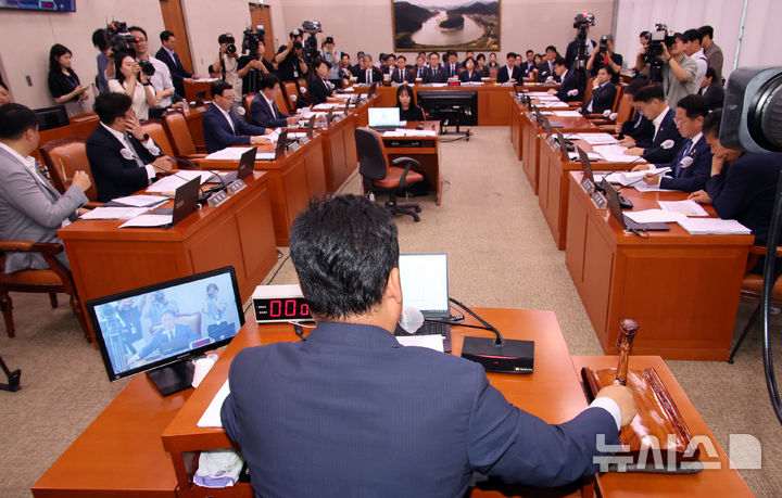 [서울=뉴시스] 김금보 기자 = 어기구 국회 농림축산식품해양수산위원회 위원장이 23일 서울 여의도 국회에서 열린 농림축산식품해양수산위원회 전체회의에서 의사봉을 두드리고 있다. 2025.06.23. kgb@newsis.com