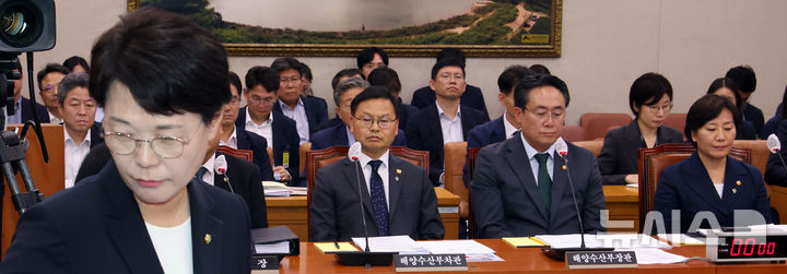 [서울=뉴시스] 김금보 기자 = 송미령(오른쪽) 농림축산식품부 장관이 23일 오후 서울 여의도 국회에서 열린 농림축산식품해양수산위원회 전체회의에서 유임에 항의하며 퇴장하는 전종덕 진보당 의원을 외면하고 있다. 2025.06.23. kgb@newsis.com