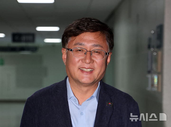 [서울=뉴시스] 김명년 기자 = 환경부 장관 후보자로 지명된 김성환 더불어민주당 의원이 6월 23일 오후 서울 여의도 국회에서 의원실을 나서고 있다. 2025.06.23. kmn@newsis.com