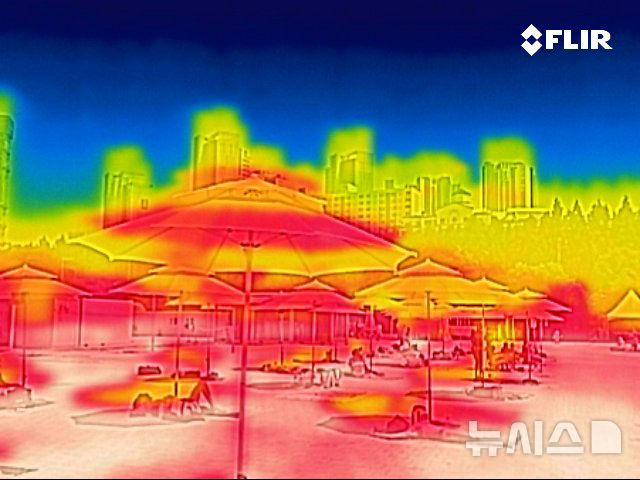 [서울=뉴시스] 김진아 기자 = 서울 서초구 잠원한강공원 수영장을 찾은 시민들. 2025.06.23. bluesoda@newsis.com