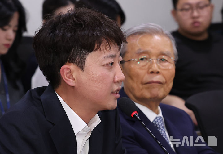 [서울=뉴시스] 김명년 기자 = 이준석 개혁신당 의원이 23일 오후 서울 여의도 국회 의원회관에서 열린 대선 평가 세미나에서 기념사를 하고 있다. 2025.06.23. kmn@newsis.com