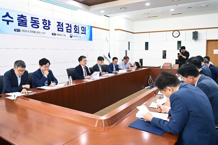 [서울=뉴시스] 문신학 산업통상자원부 1차관이 23일 정부세종청사에서 열린 2025년 6월 수출동향 점검회의를 주재하고 있다. (사진=산업통상자원부 제공) 2025.06.23. photo@newsis.com *재판매 및 DB 금지