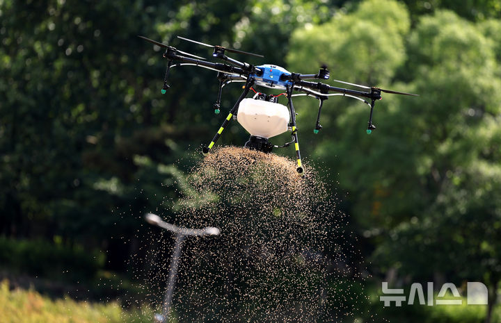 [대구=뉴시스] 이무열 기자 = 23일 대구 북구 동천교 하단에서 열린 대구시 최초 드론 방역 시연식에서 업체 관계자가 드론 방역 시연을 선보이고 있다. 2025.06.23. lmy@newsis.com