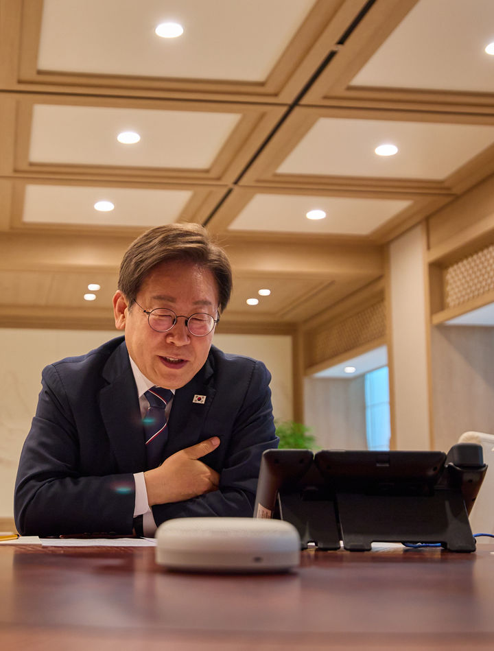 [서울=뉴시스] 이재명 대통령이 23일 서울 용산구 대통령실 청사 집무실에서 프라보워 수비안토 인도네시아 대통령과 블루투스 스피커로 전화 통화를 하고 있다. (사진=대통령실 제공) 2025.06.23. photo@newsis.com *재판매 및 DB 금지