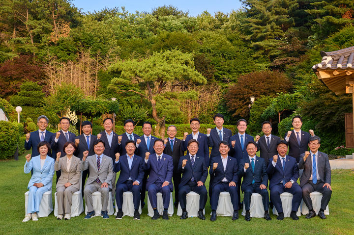 [서울=뉴시스] 이재명 대통령이 23일 한남동 관저에서 열린 더불어민주당 신임 원내대표단과 만찬에 앞서 김병기 당대표 직무대행 겸 원내대표를 비롯한 참석자들과 기념촬영을 하고 있다. (사진=대통령실 제공) 2025.06.23. photo@newsis.com *재판매 및 DB 금지