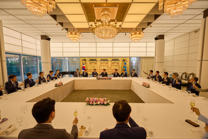 [서울=뉴시스] 이재명 대통령이 23일 한남동 관저에서 더불어민주당 김병기 당대표 직무대행 겸 원내대표를 비롯한 신임 원내대표단과 만찬을 하고 있다. (사진=대통령실 제공) 2025.06.23. photo@newsis.com *재판매 및 DB 금지