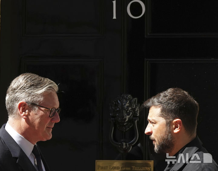 [런던=AP/뉴시스] 볼로디미르 젤렌스키 우크라이나 대통령이 북대서양조약기구(NATO·나토) 정상회의에서 우크라이나의 나토 가입을 다시 주장하고 있다고 외신이 보도했다. 사진은 키어 스타머(왼쪽) 영국 총리가 23일(현지 시간) 런던 총리 관저에서 젤렌스키 대통령을 영접하는 모습. 2025.06.24.