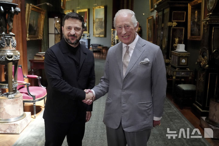 [윈저=AP/뉴시스] 볼로디미르 젤렌스키(왼쪽) 우크라이나 대통령이 23일(현지 시간) 영국 윈저성에서 찰스 3세 국왕과 비공개 면담을 하면서 악수하고 있다. 이날 젤렌스키 대통령은 평소의 군복 대신 검은색 재킷을 입었다. 2025.06.24.