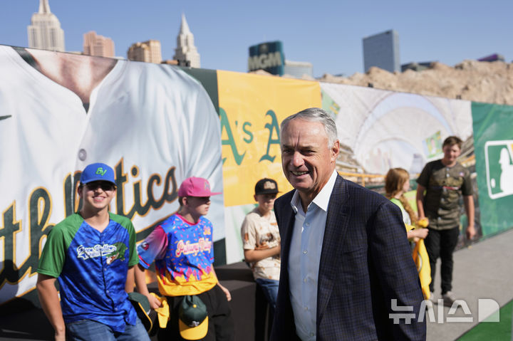 [라스베이거스=AP/뉴시스] 메이저리그 커미셔너 롭 맨프레드가 23일(현지 시간) 거행된 MLB 에슬레틱스의 라스베이거스 신축 구장 기공식에 참석하고 있다. 2025.06.23