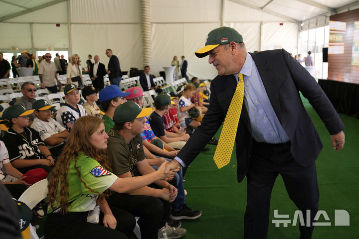 [라스베이거스=AP/뉴시스] 메이저리그 애슬레틱스의 구단주 존 피셔가 23일(현지 시간) 거행된 MLB 에슬레틱스의 라스베이거스 신축 구장 기공식에 참석하고 있다. 2025.06.23