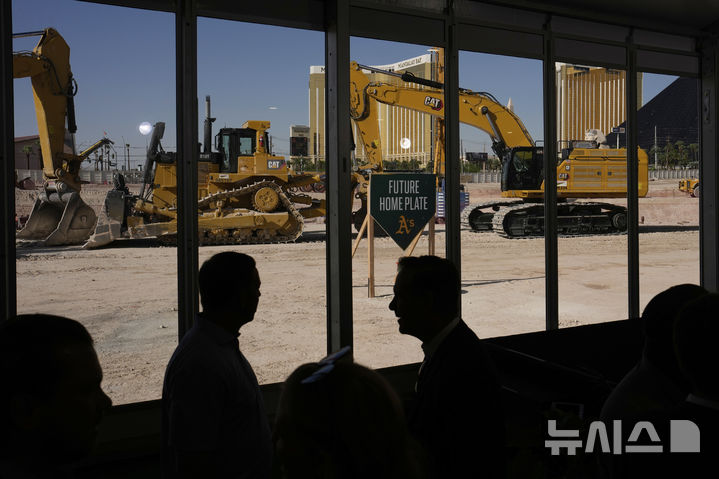 [라스베이거스=AP/뉴시스] 메이저리그 애슬레틱스가 23일(현지 시간) 라스베이거스에서 신축 구장 기공식을 열였다. 새 구장은 2028시즌 개막일에 맞춰 완공될 예정이다. 2025.06.23