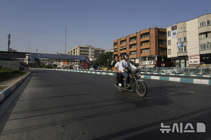 [테헤란=AP/뉴시스] 사진은 지난 6월 23일 이란 테헤란 도심 거리에 오토바이 한 대가 달리는 모습. 2025.08.24.