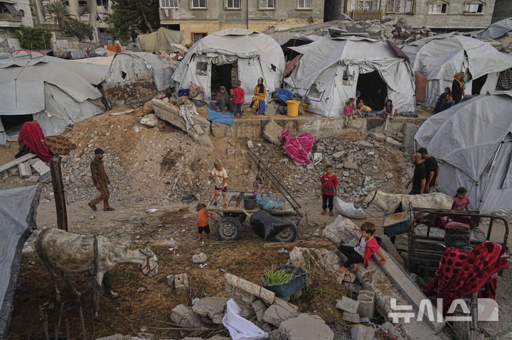 [가자시티=AP/뉴시스] 지난 23일(현지 시간) 가자지구 가자시티 천막촌에서 팔레스타인 피란민들이 생활하고 있다. 2025.06.26.