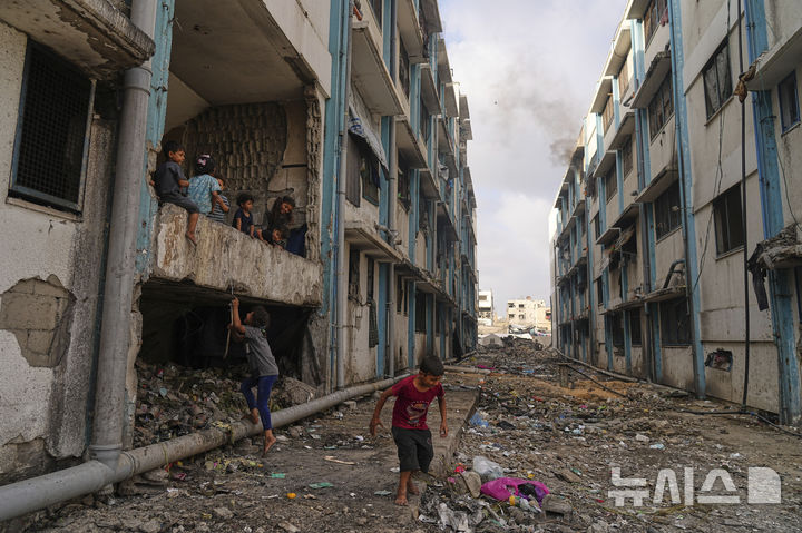 [가자시티=AP/뉴시스] 지난 6월 23일(현지 시간) 가자지구 가자시티에서 팔레스타인 피란민들이 유엔 팔레스타인 난민구호기구(UNRWA)가 운용하는 학교에 모여 생활하고 있다. 2025.12.14.