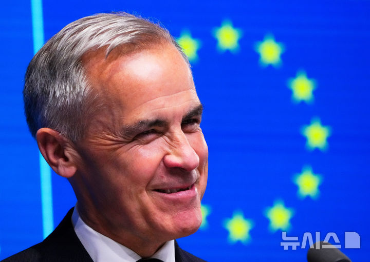 [브뤼셀=AP/뉴시스] 마크 카니 캐나다 총리가 지난해 6월 23일(현지 시간) 벨기에 브뤼셀에서 열린 '캐나다-EU 정상회의'에서 기자회견을 하며 미소를 띄고 있다. 2026.03.18.