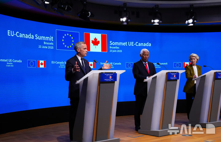 [브뤼셀=AP/뉴시스] 유럽연합(EU)과 캐나다 정상이 23일(현지 시간) 벨기에 브뤼셀에서 정상회담을 열고 방위·안보 협정을 체결한 뒤 공동 기자회견을 하고 있다. 왼쪽부터 마크 카니 캐나다 총리와 안토니우 코스타 EU정상회의 상임의장, 우르줄라 폰데어라이엔 EU집행위원장. 2025.06.24.
