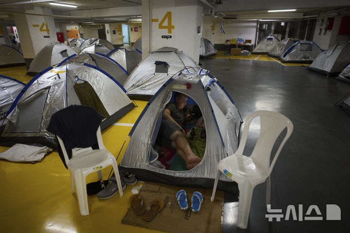 [텔아비브=AP/뉴시스] 23일(현지 시간) 이스라엘 텔아비브에서 이란의 미사일 공격에 대비해 지하 주차장에 대피한 주민들이 텐트를 치고 밤을 보내고 있다. 2025.06.29.