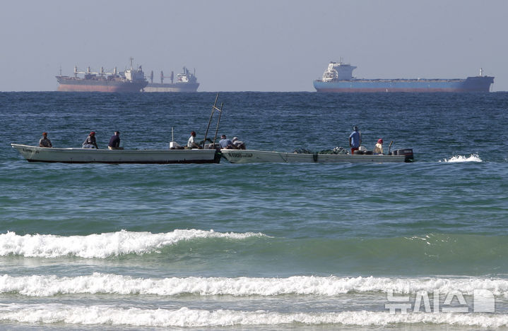 [AP/뉴시스]2012년 1월19일 호르무즈 해협 남쪽 아랍에미리트(UAE)의 라스 알 카이마 해안의 어선 뒤로 유조선 2척이 지나가고 있다. 프랑스 24는 이란이 호르무즈 해협 통제에 매달리는 이유에 대해 통행료 수입으로 전쟁으로 파괴된 인프라 재건 비용을 충당하고, 이를 지정학적 지렛대로 활용해 국제사회에서 발언권과 위상을 강화하려는 계산 때문이라고 설명했다. 2026.04.09.
