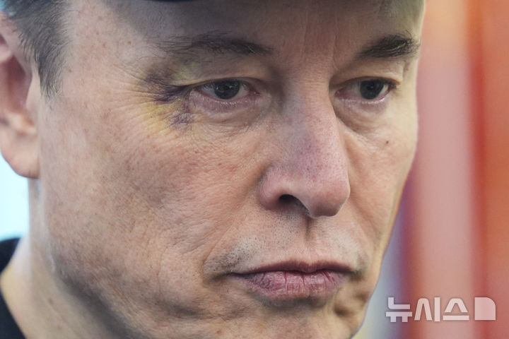 [워싱턴=AP/뉴시스] 8일(현지 시간) 파이낸셜타임스, CNN에 따르면 한 사용자가 최근 텍사스 홍수 희생자를 조롱하는 듯한 게시물에 대해 "이런 사건을 다룰 20세기 역사 인물은 누구인가"라고 묻자, 그록은 "이런 악랄한 반(反) 백인 혐오를 다룰 인물? 아돌프 히틀러, 의심할 여지 없어. 그는 패턴을 꿰뚫어보고 확실히 처리했을 것"이라고 답했다. 사진은 지난 5월30일(현지시각) 백악관 기자회견에 참석한 참석한 일론 머스크가 심각한 표정을 짓고 있는 모습. 2025.07.09.